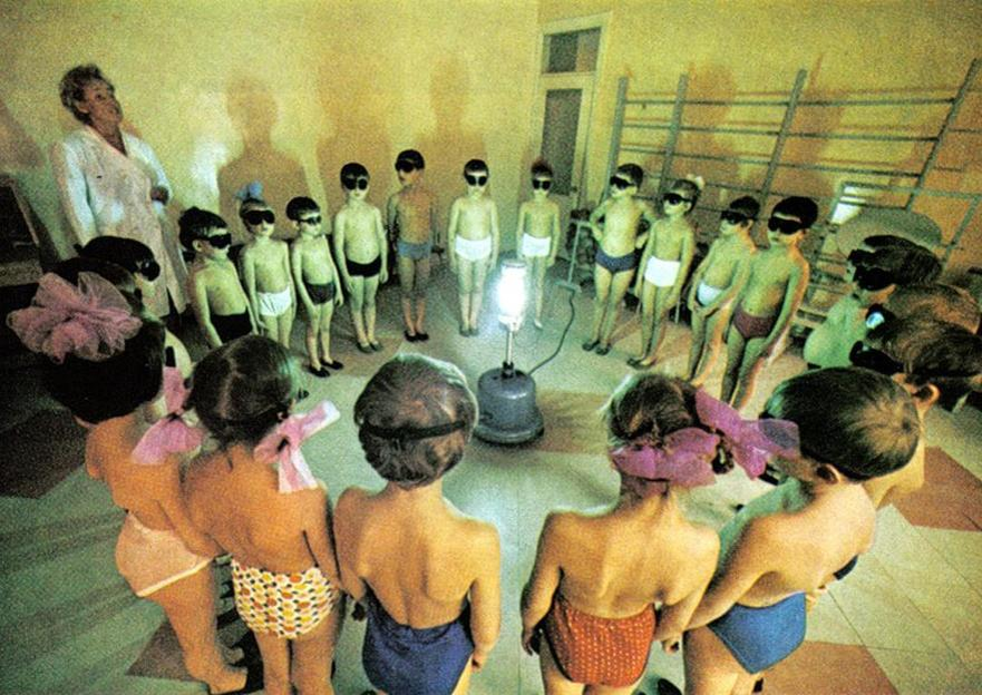 Мурманский детский сад. При помощи кварцевой лампы детям восполняют недостаток в витамине Д.