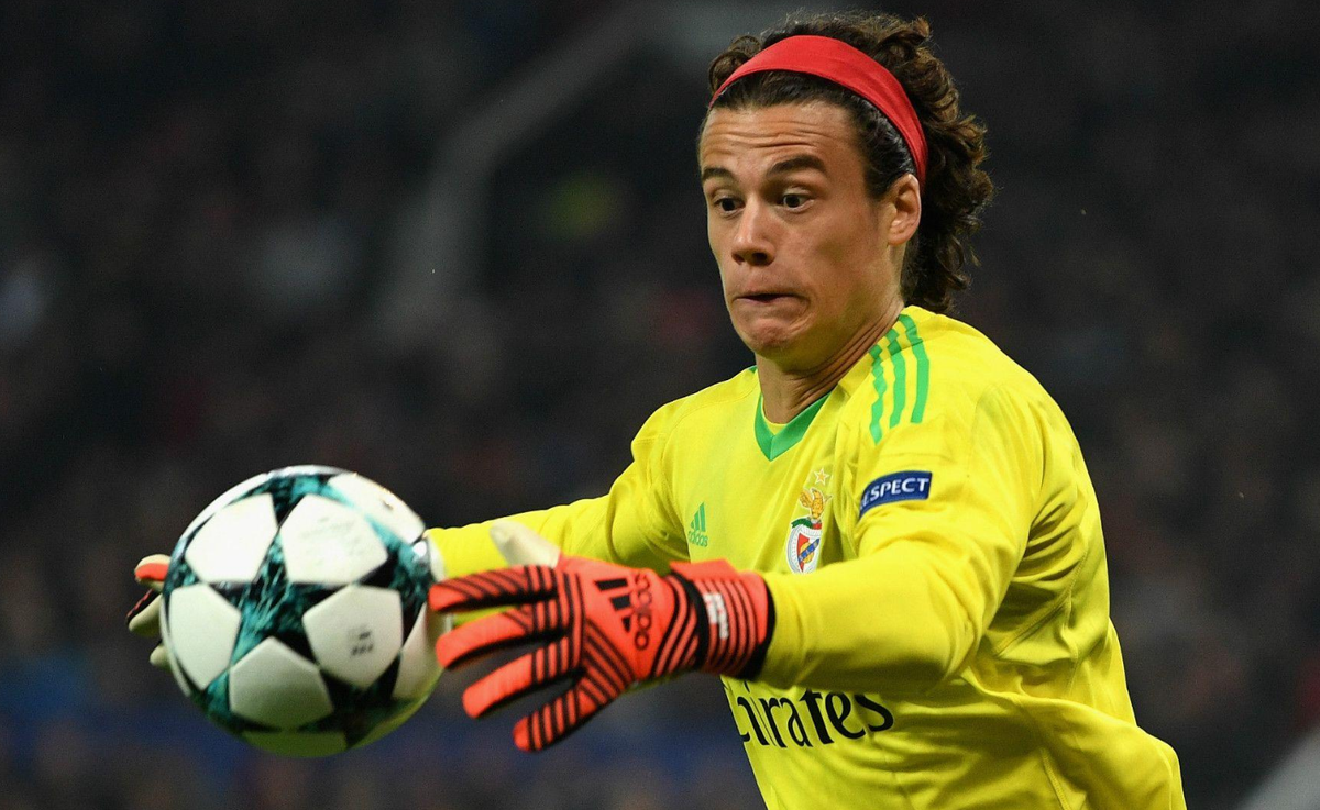 Миле Свилар играет в картошку с нападающими Дортмундской Боруссии