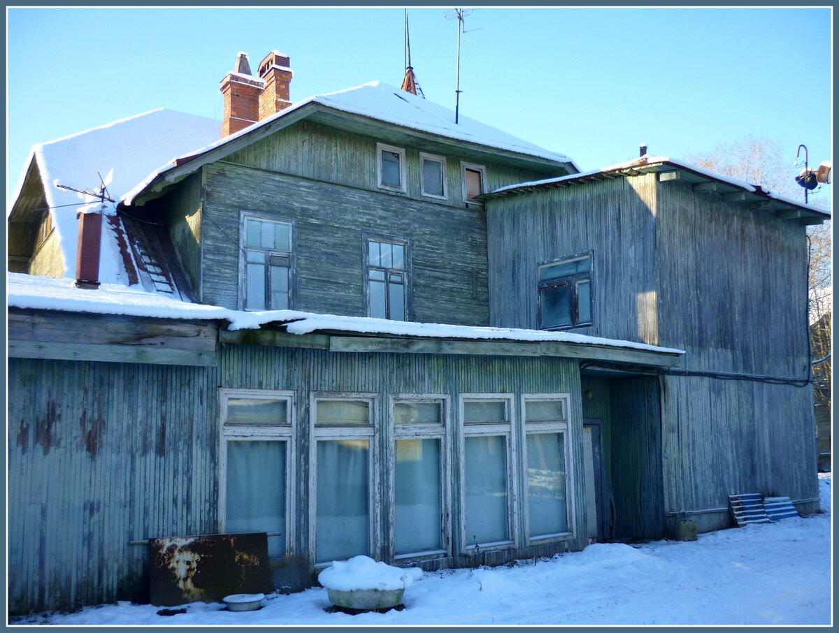 Главное здание с тыла. Большие окна - зала