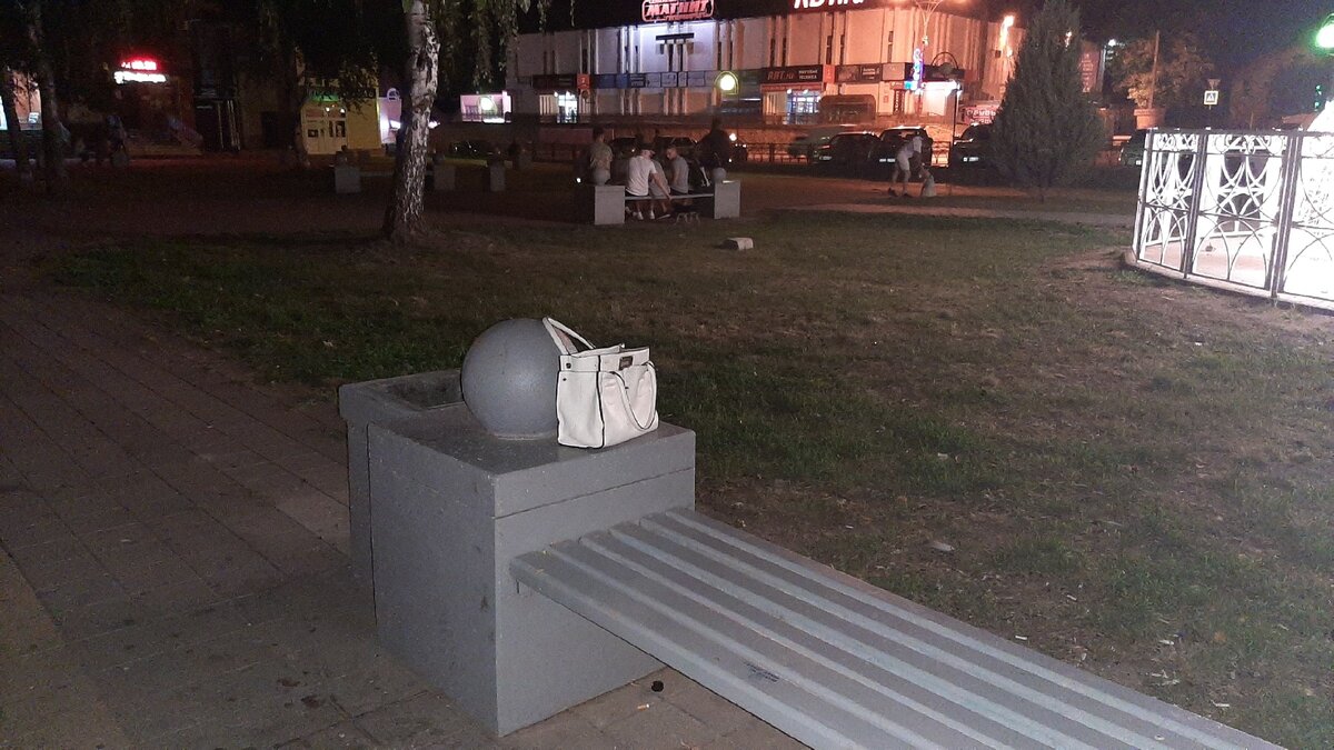 Это забытая сумка. На заднем фоне люди есть, но ближе к вечеру все разошлись.