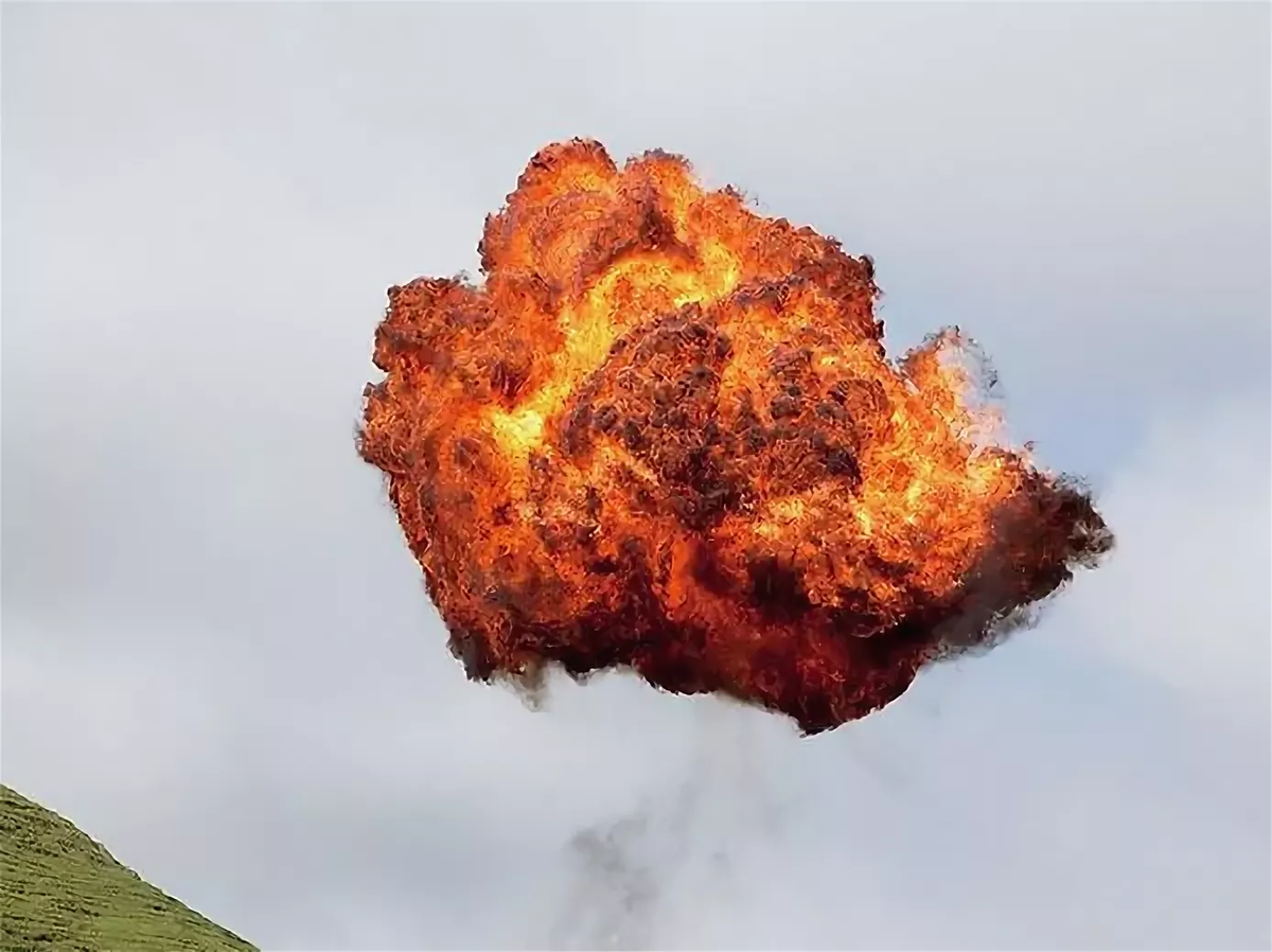 Точно так же взрывается  горячий воздух, только очень высоко.