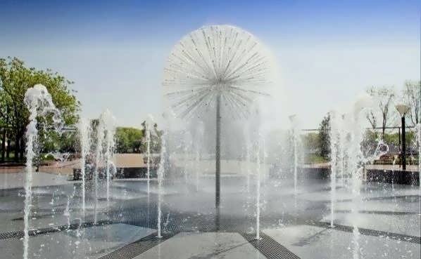 Фонтан на набережной реки Десны в Брянске