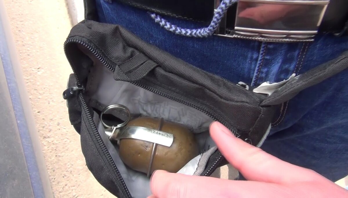 Граната в сумке. Взято из свободного источника - Яндекс картинки.