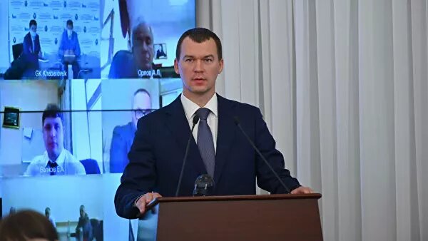 Дегтярев также отметил, что быть лидером протестной акции для должностного лица "неприлично"."Надо заканчивать с этим. Судьба Сергея Ивановича в руках правосудия. Партия ему помогает. Пожелаем им успеха. Москва все услышала, вас вся страна наблюдает. Поэтому я все-таки буду призывать без остановки, чтобы митинги во время режима ограничений не проводить", — подытожил он.23 июля, 12:56Дегтярев оценил реакцию хабаровчан на арест ФургалаРанее участники несанкционированной акции требовали, чтобы Дегтярев вышел к ним на площадь. Он, в свою очередь, отвечал, что выступает за цивилизованное общение.Во время поездки по региону навстречу автомобилю врио губернатора прошла колонна сигналящих машин. Дегтярев развернулся и вышел к людям.В Хабаровске 11 июля начались несанкционированные митинги в поддержку Фургала, сейчас к ним присоединились и другие города. Акции проходят на фоне роста числа заразившихся коронавирусом. Эти мероприятия собирают от ста до нескольких тысяч человек. На самом массовом митинге было около 12 тысяч участников. Накануне поддержать экс-губернатора вышли, по разным оценкам, от шести с половиной до восьми тысяч человек.