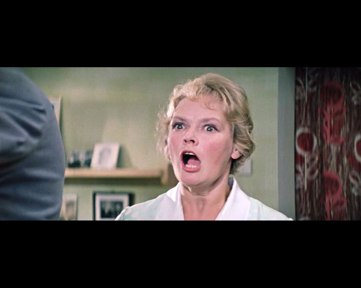 Кадр из комедии "Бриллиантовая рука"