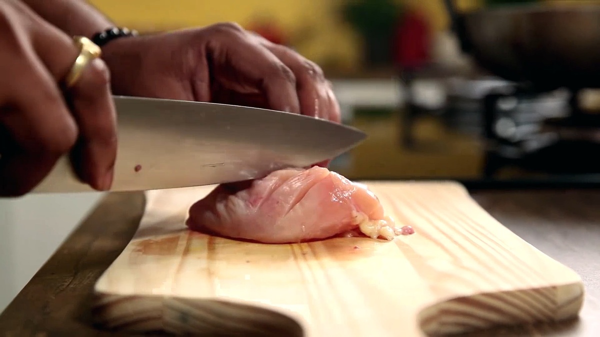  Сделать несколько глубоких надрезов на  кусочках курицы