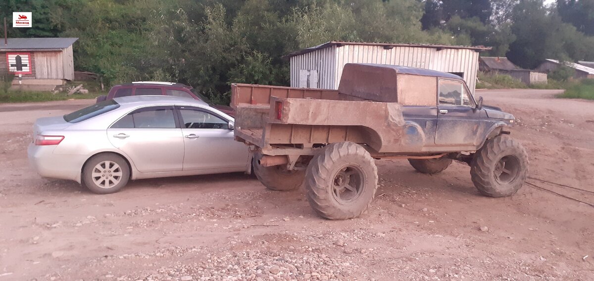 На фото видим насколько самодельный вездеход выше легкого автомобиля