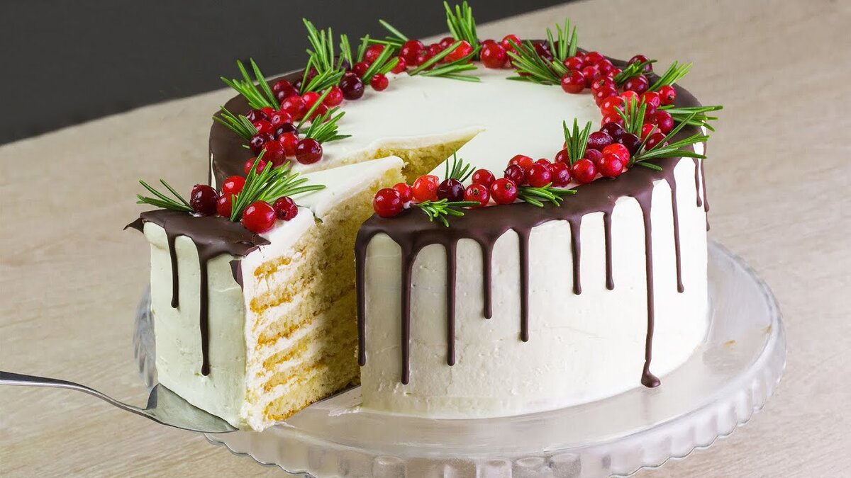 Мелкими ягодками (брусника) и шоколадными подтеками