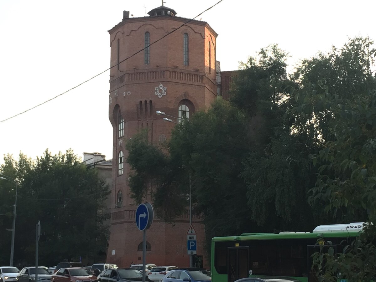 Клуб имени Феликса Дзержинского. Водонапорная башня на улице Орджоникидзе, 56 Тюмень.