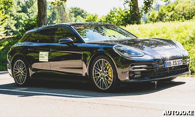 Продажа фейслифтинга Porsche Panamera начнется в конце лета 2020 года, что принесло много улучшений в деталях и реорганизованную гамму двигателей.