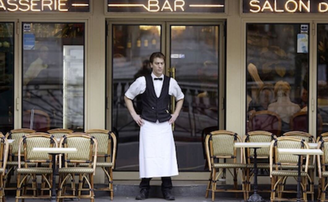 официант в ресторане. парижский арбат. официант в парижском ресторане. официант в ресторане франция. официант итальянского ресторана.
