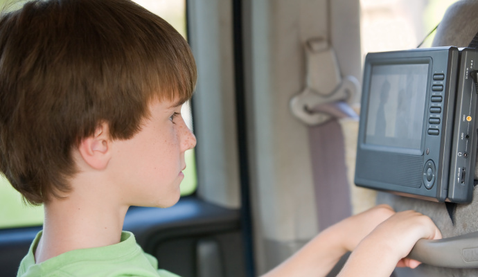 В машине вы смотрите сказки или фильмы для детей на DVD, а дома вы можете использовать плеер, например, для просмотра праздничных фотографий. 