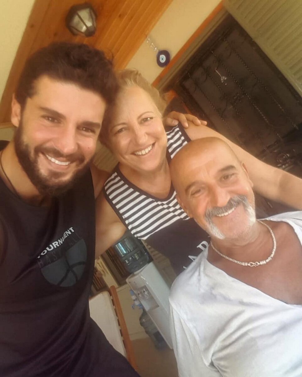 Берк Октай с родителями (Сердар и Севим) / источник фото: Инстаграм @brkokty23