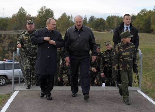 Владимир Путин и Александр Лукашенко с младшим сыном Николаем на военных учениях «Запад-2013». Гродно. полигон Гожский