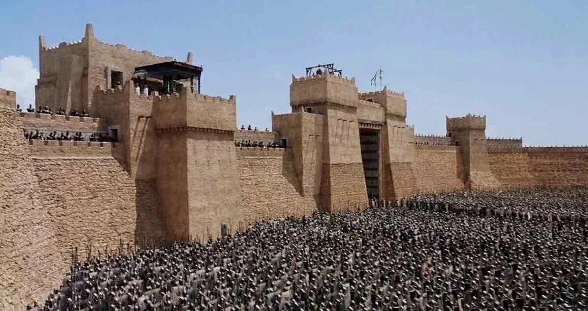 Кадр из одноименного фильма. На самом деле, настоящая Троя была совсем не похожа на киношную.