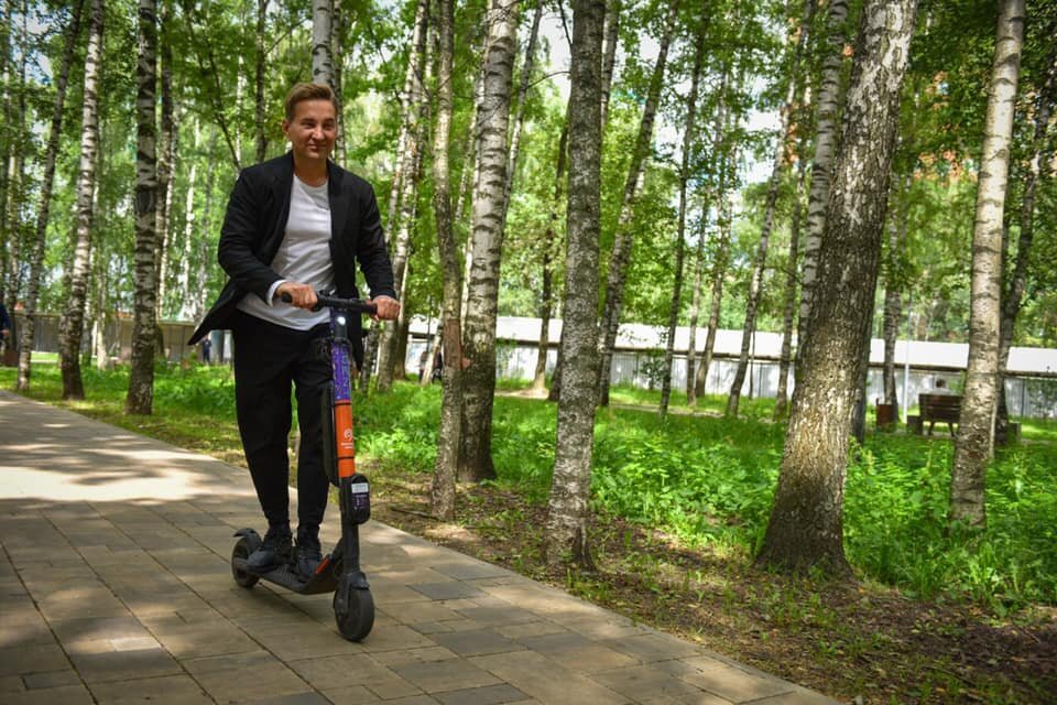 Дмитрий Кайгородов на электросамокате