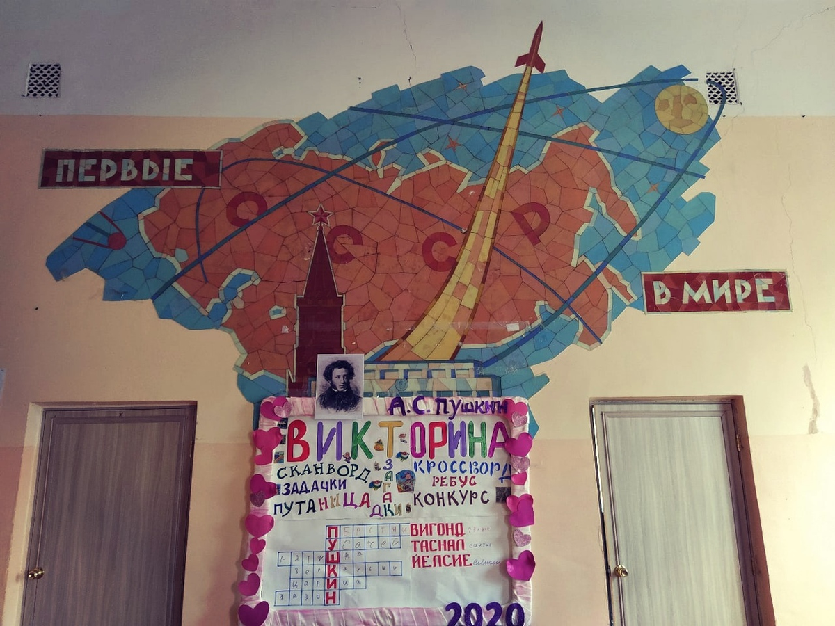 В этой общей инсталляции это две двери, т.е. Тебе после ознакомления с картиной мира, предлагают: Какую таблетку синию или красную? Судя по сюжету на фото, в нашей Русской картине мира, все пути реализации, и левые и правые, ведут к нужному результату.