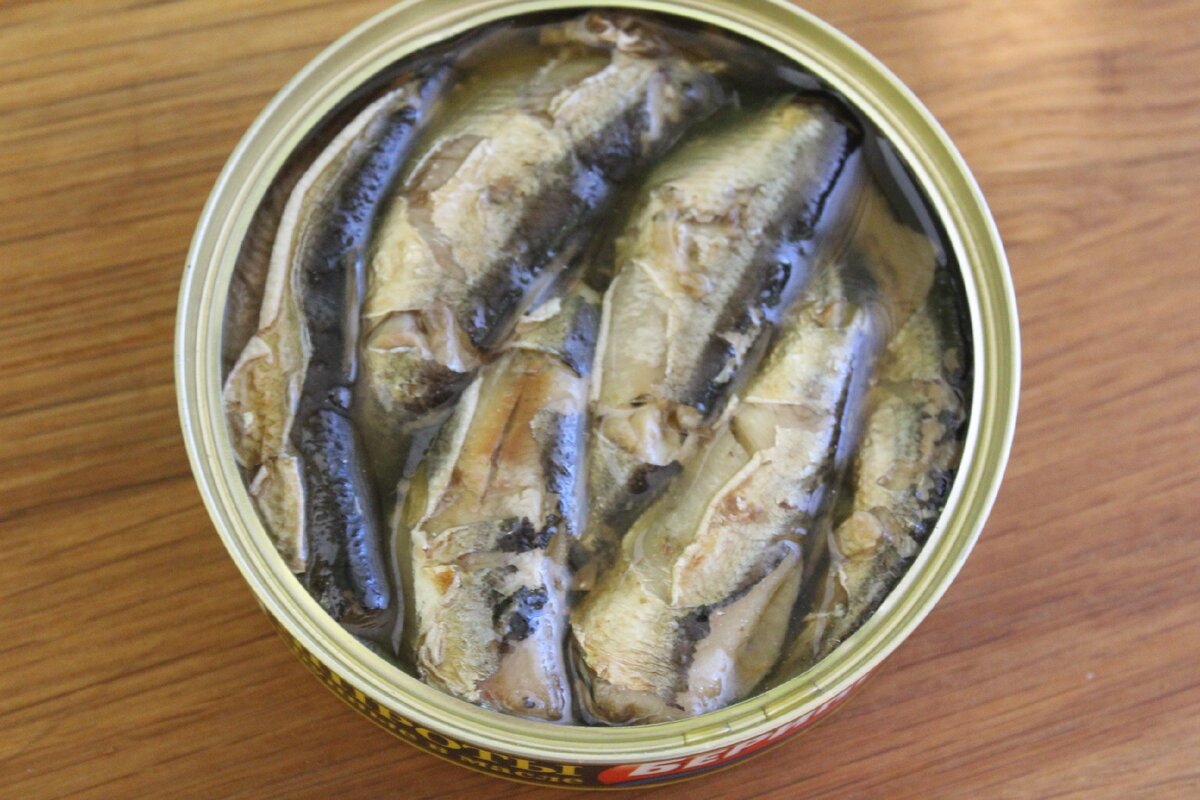 средние шпроты. можно ли шпроты беременным. пойман консерва. шпроты командор. шпроты с головой в банке.