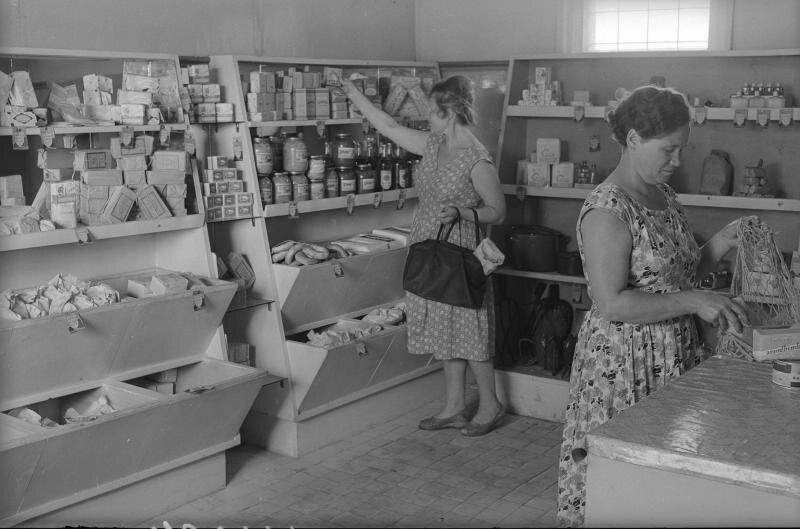 Сельмаг 1950-е гг. Источник - russiainphoto.ru