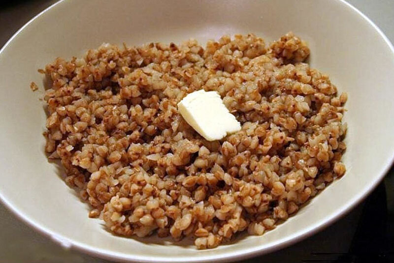 Гречневая каша с кусочком сливочного масла. 