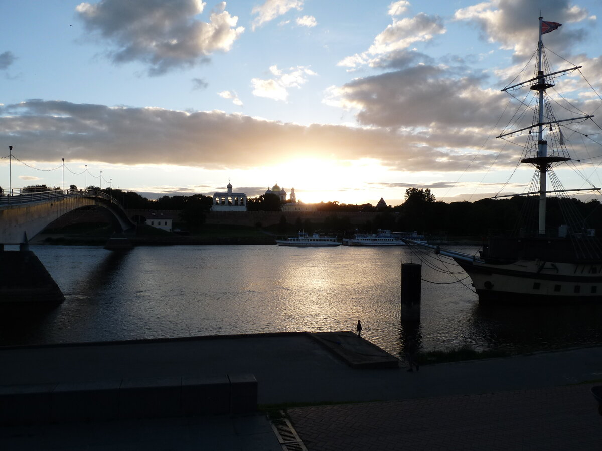 Мост Великий, соединяющий две стороны Новгорода Великого - Торговую и Софийскую