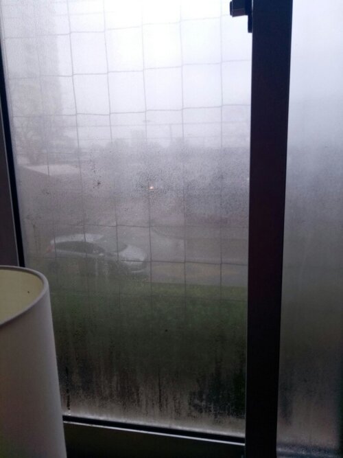 Конденсат на окнах каждое утро