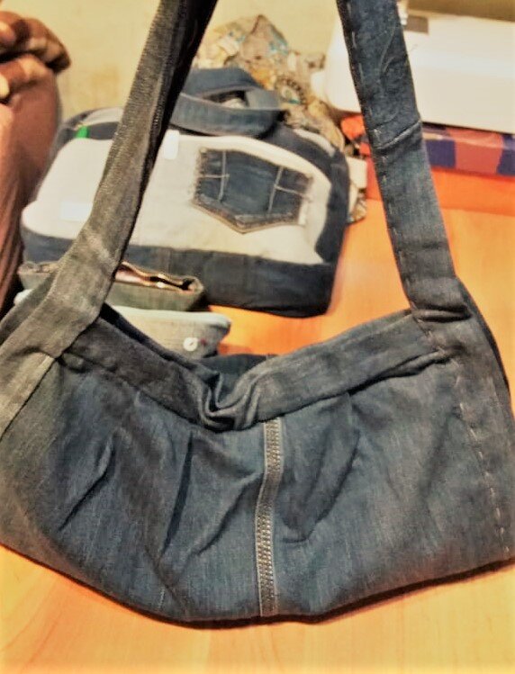 Некоторые мастерицы из джинсы создают шедевры.