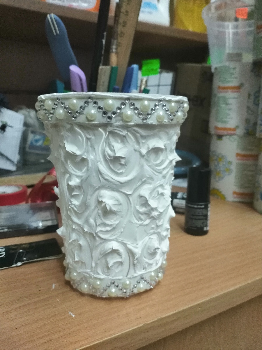 Приклеила бусины. Вот что вышло. Теперь осталось подождать высыхания. Потом продолжим облагораживать.)) 