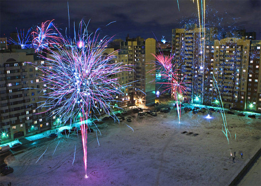 Несмотря на летнее ласковое солнце и свежие воспоминания об отдыхе, предусмотрительные люди начинают заботиться о новогодних праздниках и корпоративах