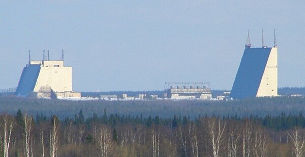 Печорская РЛС "Дарьял" (слева передатчик, справа приёмник). Фото из сети.