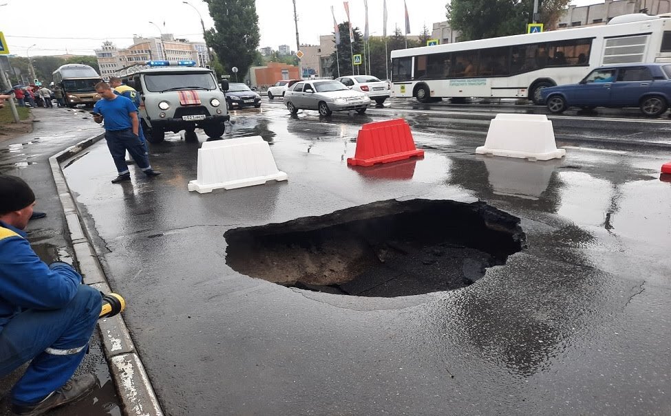 По счастливой случайности ни люди, ни автомобили не пострадали