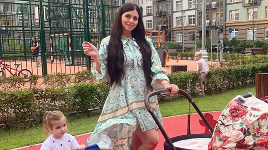 Даже платье не помогает скрыть огромную талию