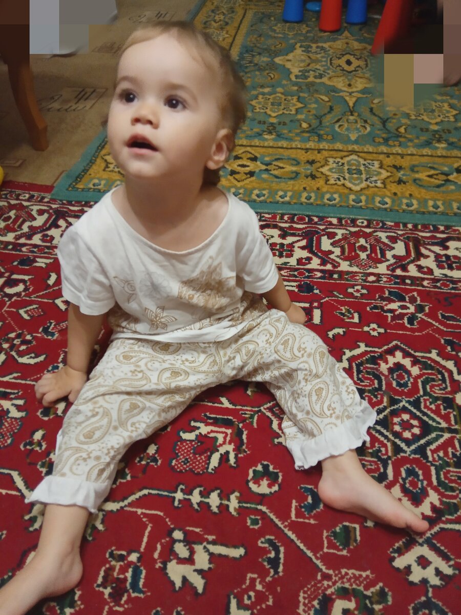 Дети целый день на полу, из-за них и застелили всё коврами.