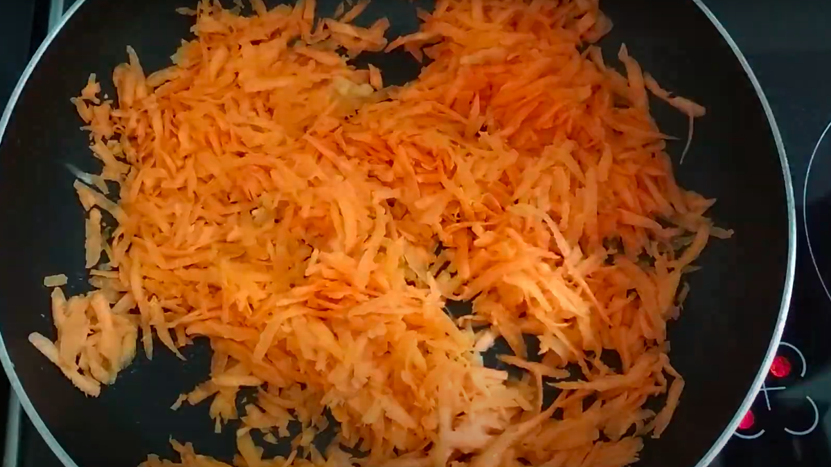 Обжариваем чеснок, добавляем к нему морковь и жарим ещё 2 минуты 