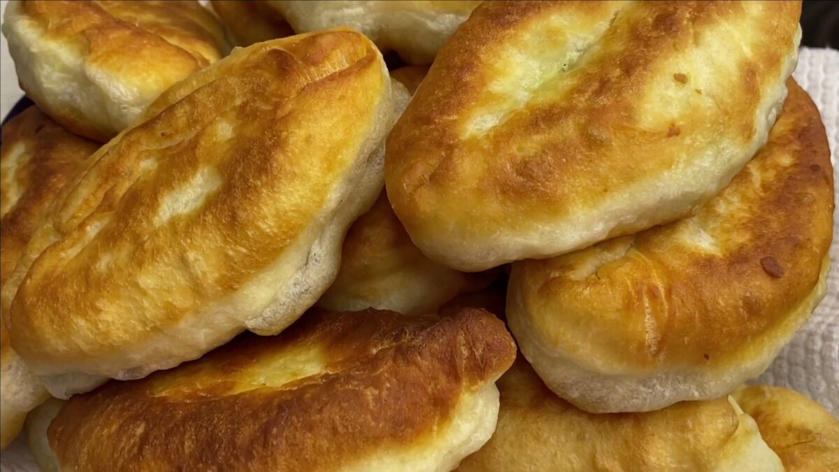 Девочки, пробуем пирожки с картошкой на скорую руку. Тесто месить — пять минут. Без дрожжей!!! Жарятся мгновенно. Вкуснющие пирожочки! 