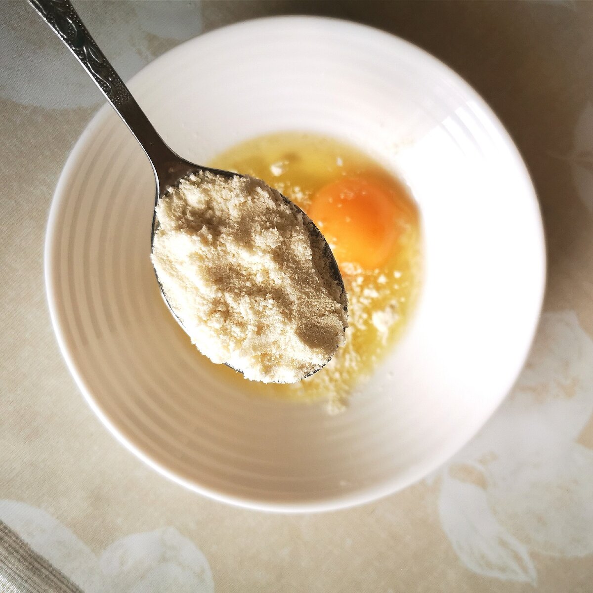 Вот такая ложка, но лучше совсем без горки