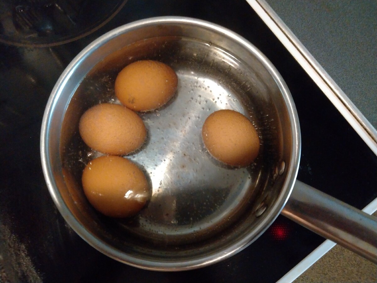 Закусочный салат с огурцами и зелёным горошком