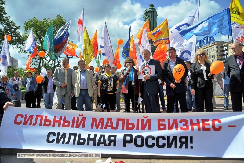 Самое главное это открыть свой бизнес в оживленном городе что бы люди знали где вы находитесь, зайдёт пару людей за ними ещё столько же и так далее, о вас узнают все больше и больше, знают что у вас все есть от болтика до гаечки, с вами в дальнейшем начнут работать бизнес партнёры по выше вас, так как все всем нужно, они будут ходить и будут, у кого-то стройка ремонт и так далее, согласитесь.