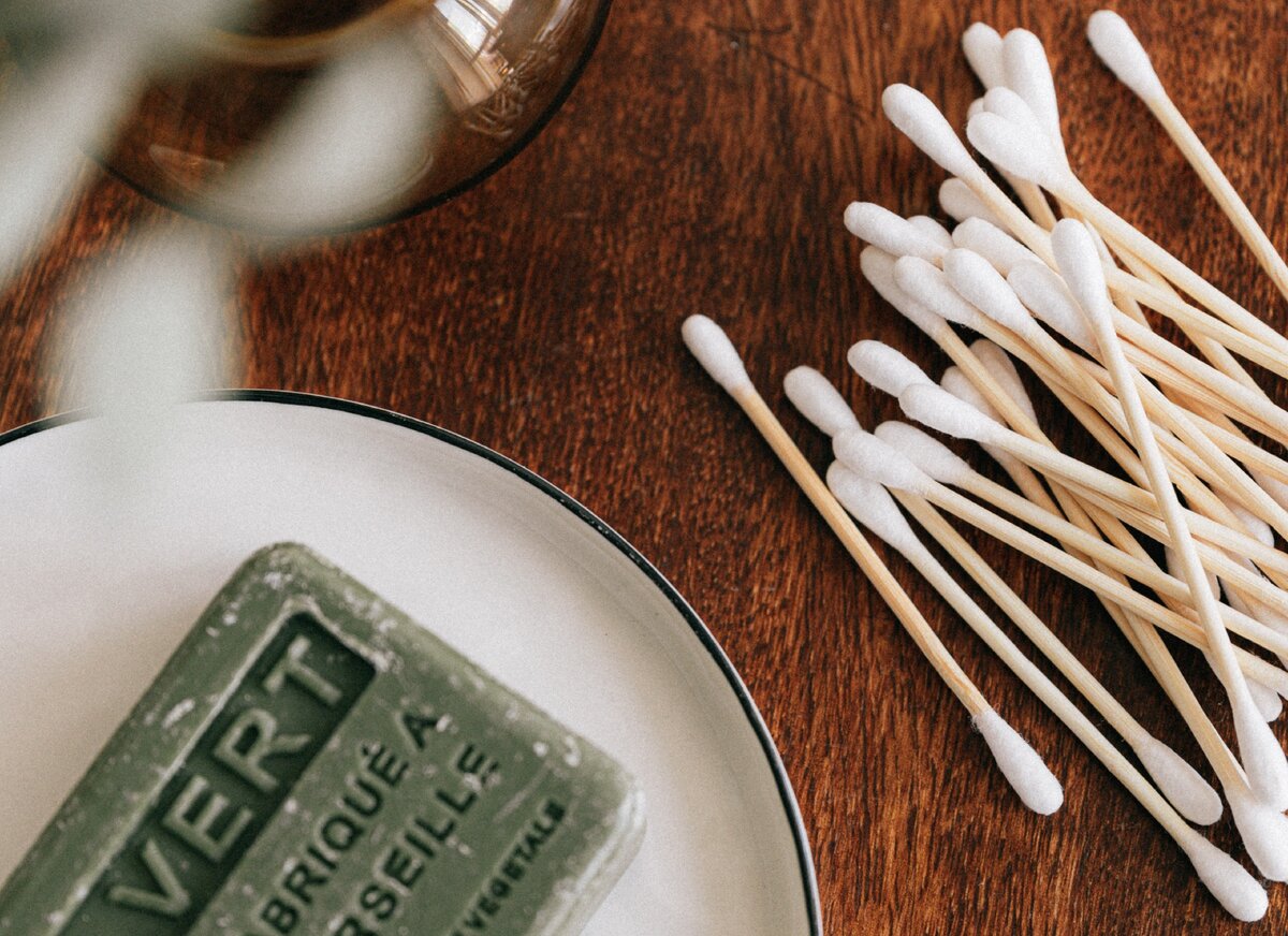 Если вы находите необходимым провести чистку своих ушей, то достаточно использовать влажную ткань (например, из микрофибры).