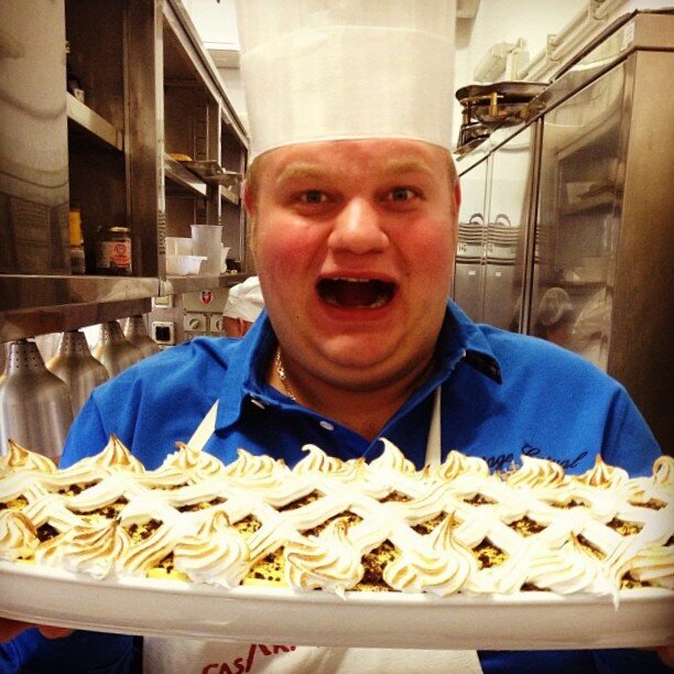 Долгое время Ян работал поваром