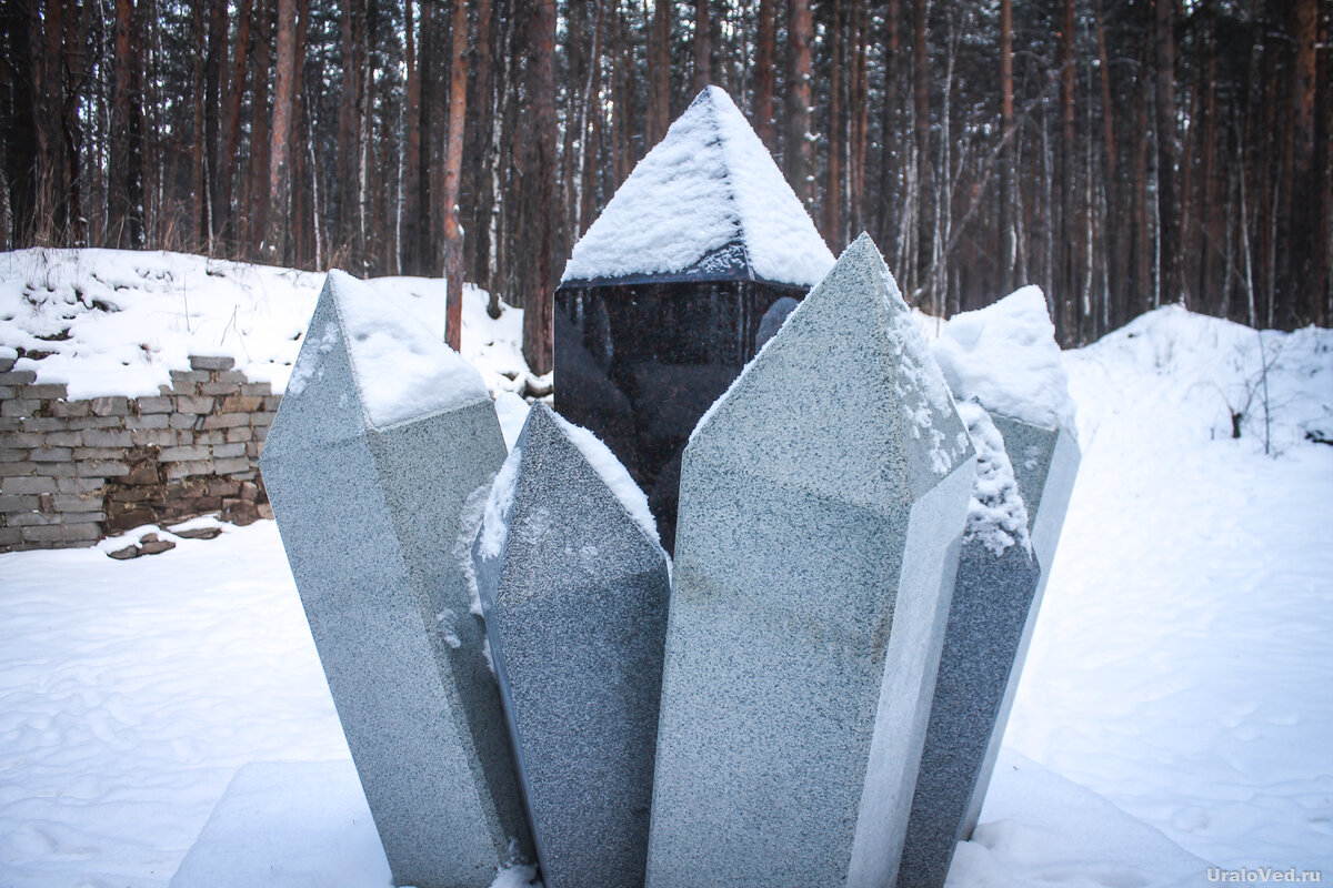 Кристаллы представляют собой отполированный гранит