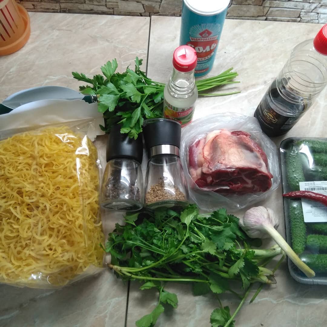 Состав: говядина, огурцы, кинза, петрушка, лапша (5 минутка), чеснок молодой, острый перец, черный перец, кориандр, лавровый лист хмели-сунели, соевый соус, уксус, соль.