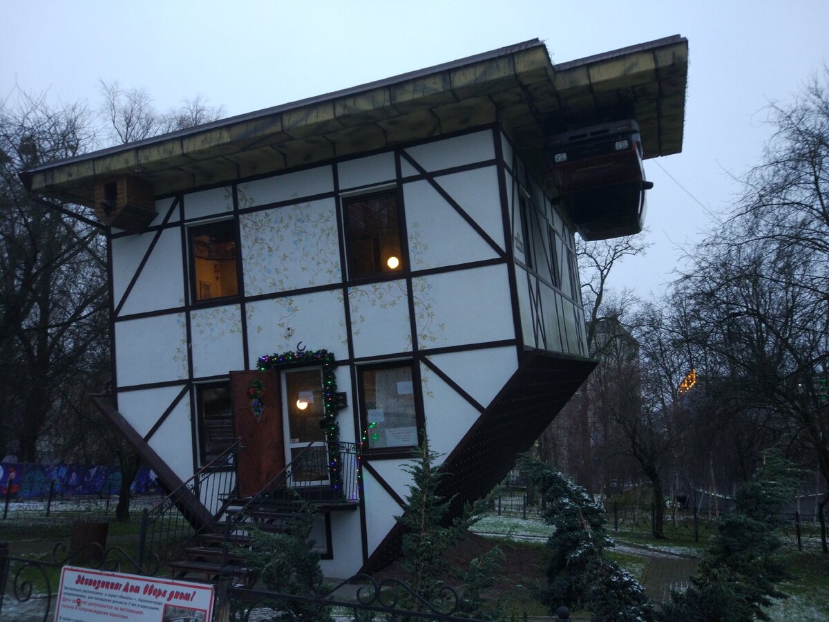 Машина на парковке и будка с собакой дополняют антураж.