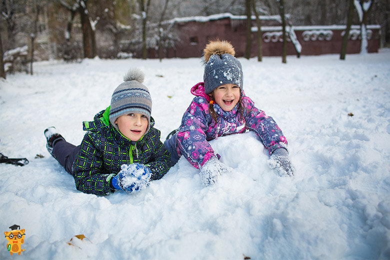 На фото: дети резвятся в снегу. Фото с сайта learning.ua