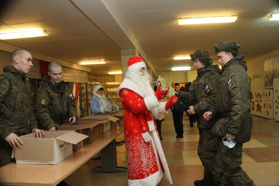 Солдаты в новогоднюю ночь. Новый год в армии. Новогодняя елка в армии. Дед Мороз в армии. Встреча нового года в армии.