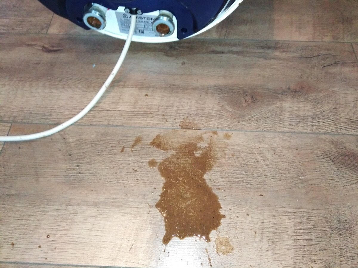 Водонагреватель и лужа грязи из него.