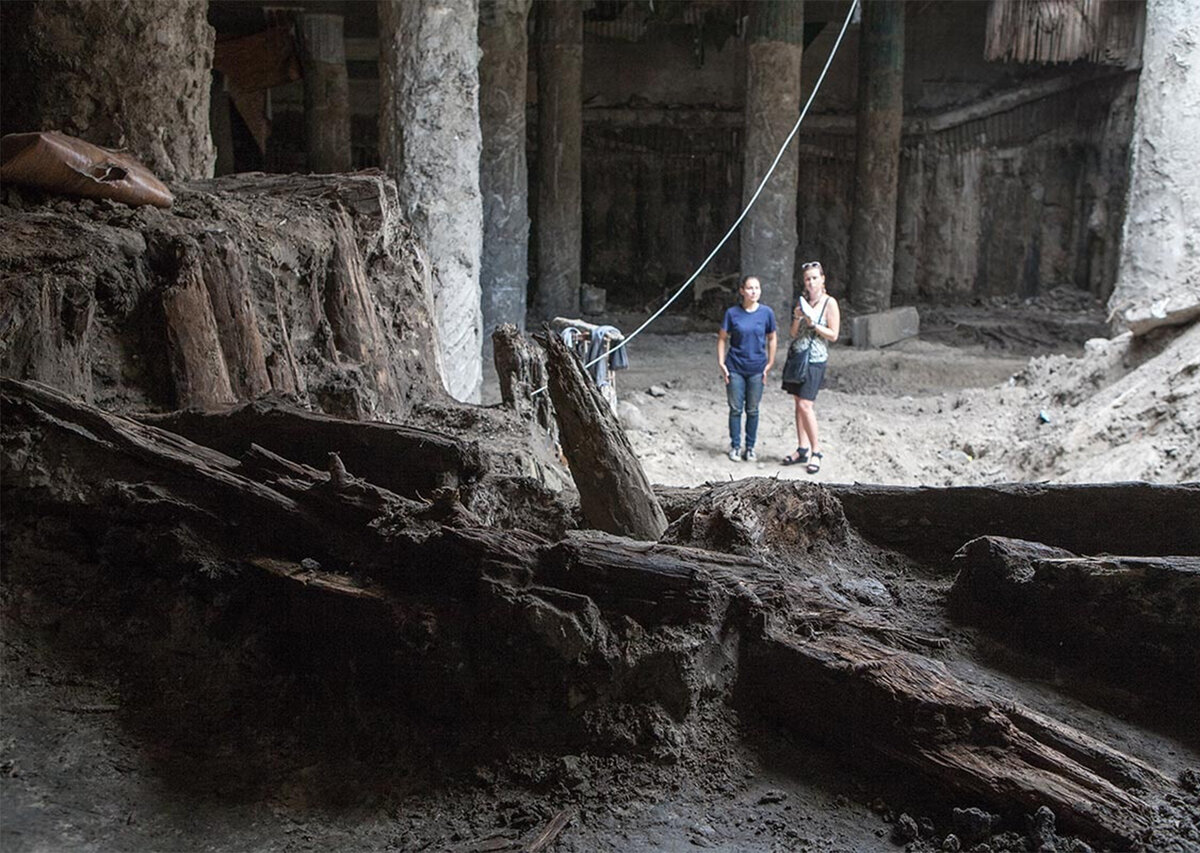 Источник фото: https://nv.ua/publications/obnjavshiesja-skelety-oruzhie-i-proizvodstvo-stekla-arheologi-rasskazali-chto-nahodjat-na-pochtovoj-ploshchadi-155057.html