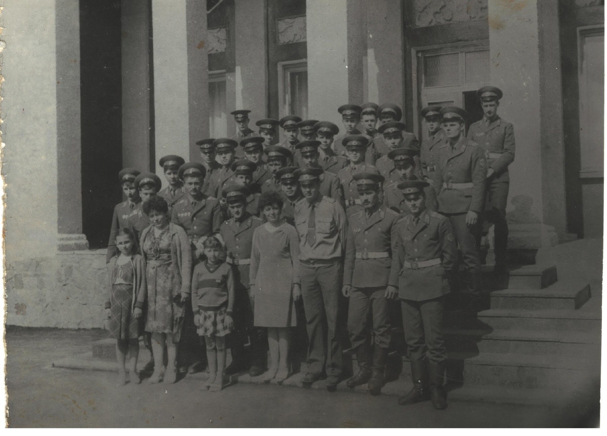 У входа в музей партизанской славы. 9 мая 1985 года