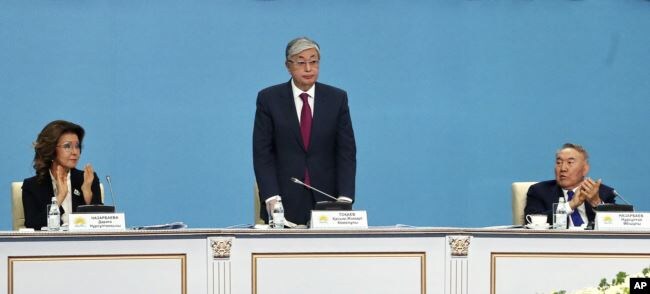 Действующий президент Казахстана Касым-Жомарт Токаев (в центре), его предшественник Нурсултан Назарбаев и Дарига Назарбаева на съезде партии «Нур Отан». Нур-Султан, 23 апреля 2020 года.