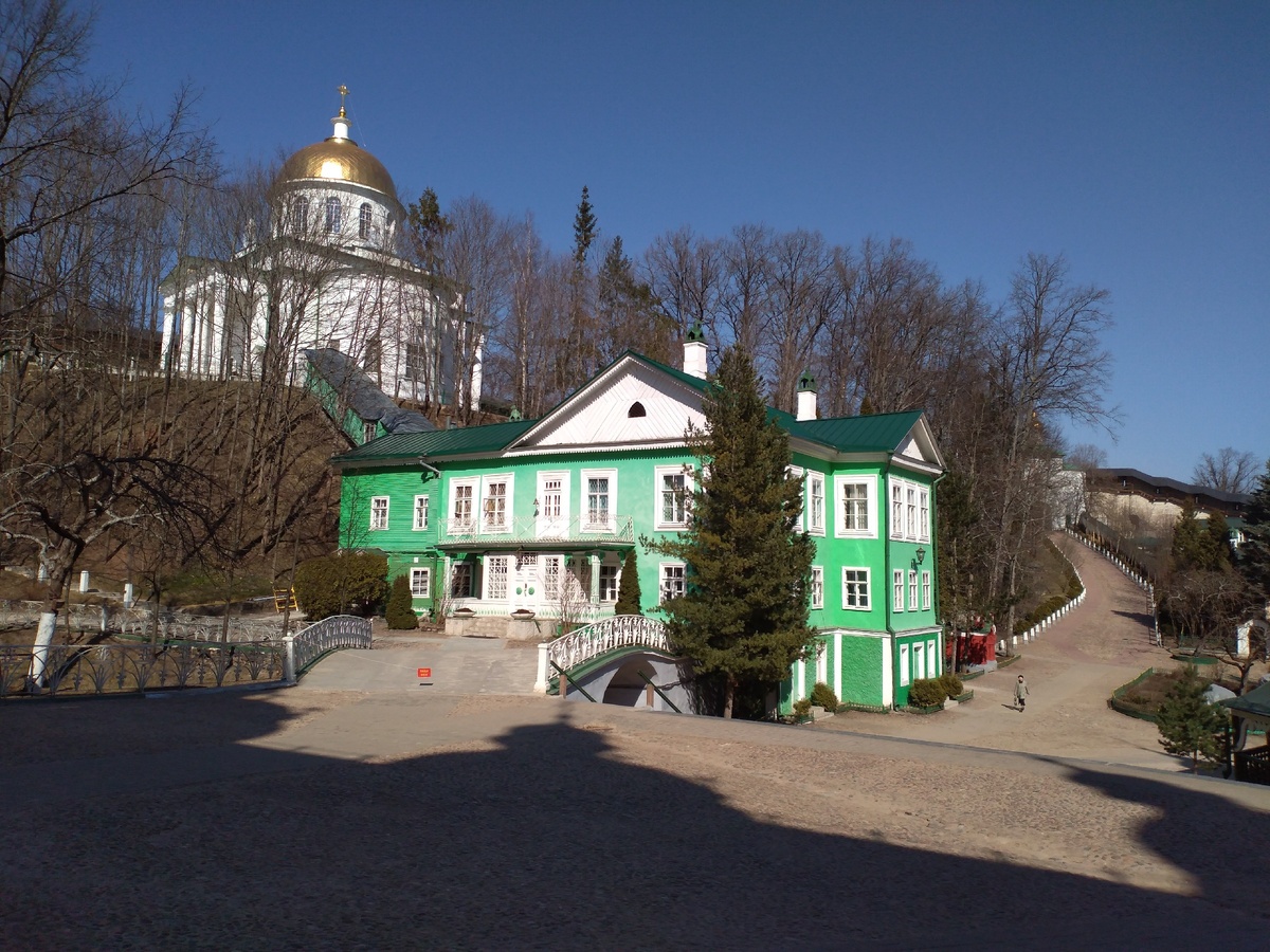 золотое сияние купола Михайловского собора виден издалека